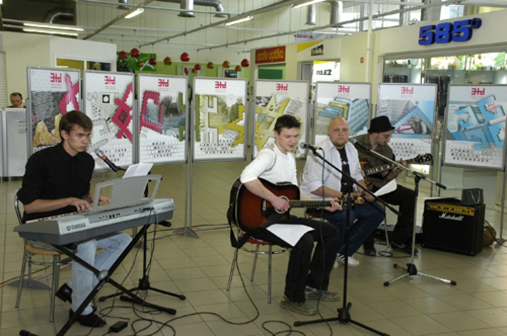 Informatīvu plakātu ekspozīcija «RIMI», tās atklāšanā uzstājās arī jauniešu mūzikas grupa «Mēs Bauskai».
Autors: Ivars Bogdanovs