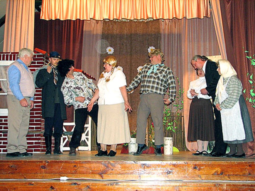 Skats no komēdijas «Icigs Mozes» Bārbeles amatierteātra iestudējumā.
Autors: no albuma