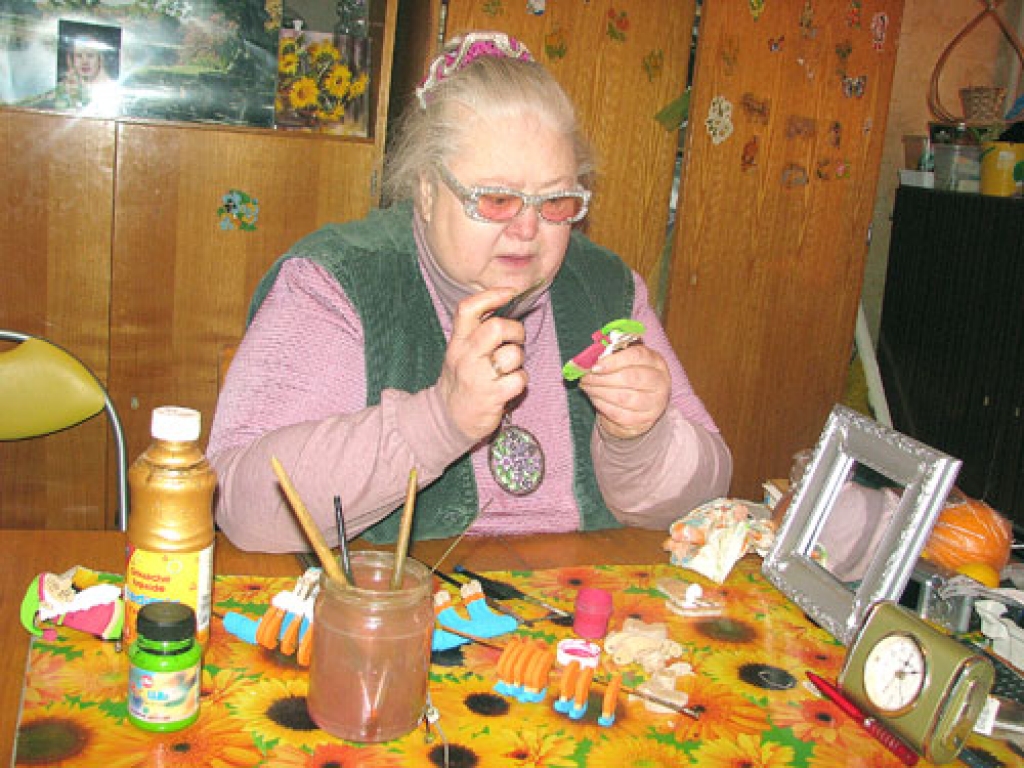 Ināra Druva brīvajos brīžos palīdz meitai Aivai – koka rotaļlietu meistarei –, ar guašu izkrāsojot figūriņas.
Autors: JURIS IĻŅICKIS