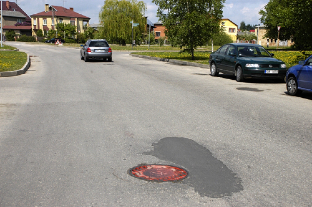 Turpmāk sarkani un pa gabalu labi pamanāmi būs vāki, zem kuriem pieejami hidranti ugunsdzēsēju automobiļiem.
Autors: Ivars Bogdanovs