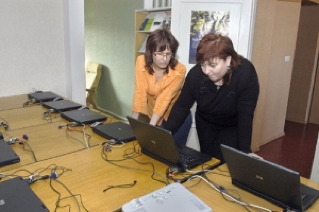 Lai radītu iespējas bibliotēkās bez maksas lietot internetu, iepriekš veikts milzīgs darbs, arī izglītojot bibliotekārus, agrāk veidojot pat mobilās datorklases.
Autors: no «Bauskas Dzīves» arhīva