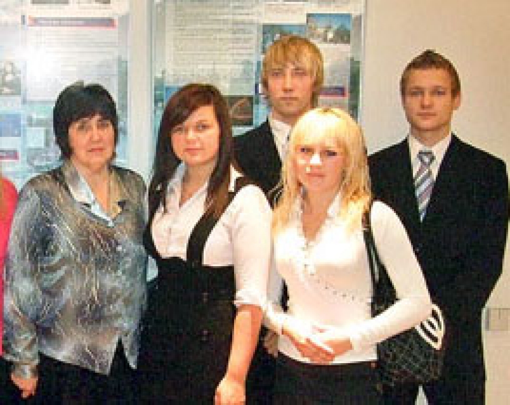 Īslīces vidusskolas skolotāja Rita Straumīte kopā ar saviem audzēkņiem, Jekaterina Mališeva blakus.
Autors: no «Bauskas Dzīves» arhīva