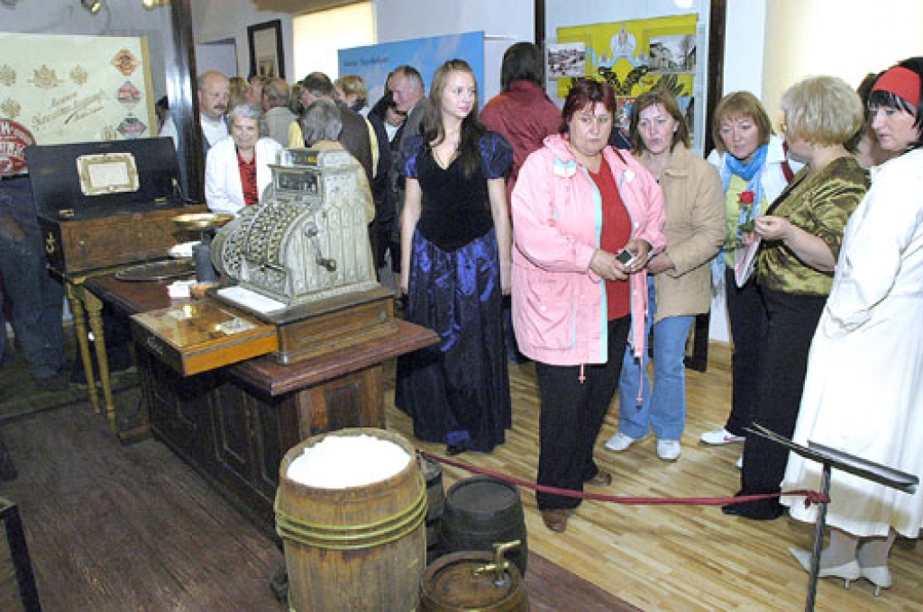 Bauskas novadpētniecības un mākslas muzejā ekspozīcijas «Bauska laikā un cilvēki Bauskā 20. gadsimtā» trešās daļas atklāšanā pie «Dreņģera veikala plauktiem» pulcējās daudz apmeklētāju. Tur varēja «nopirkt» gan simtgadīgas baranciņas, gan cukurgraudus, retas garšvielas un daudz ko citu.
Autors: Ivars Bogdanovs