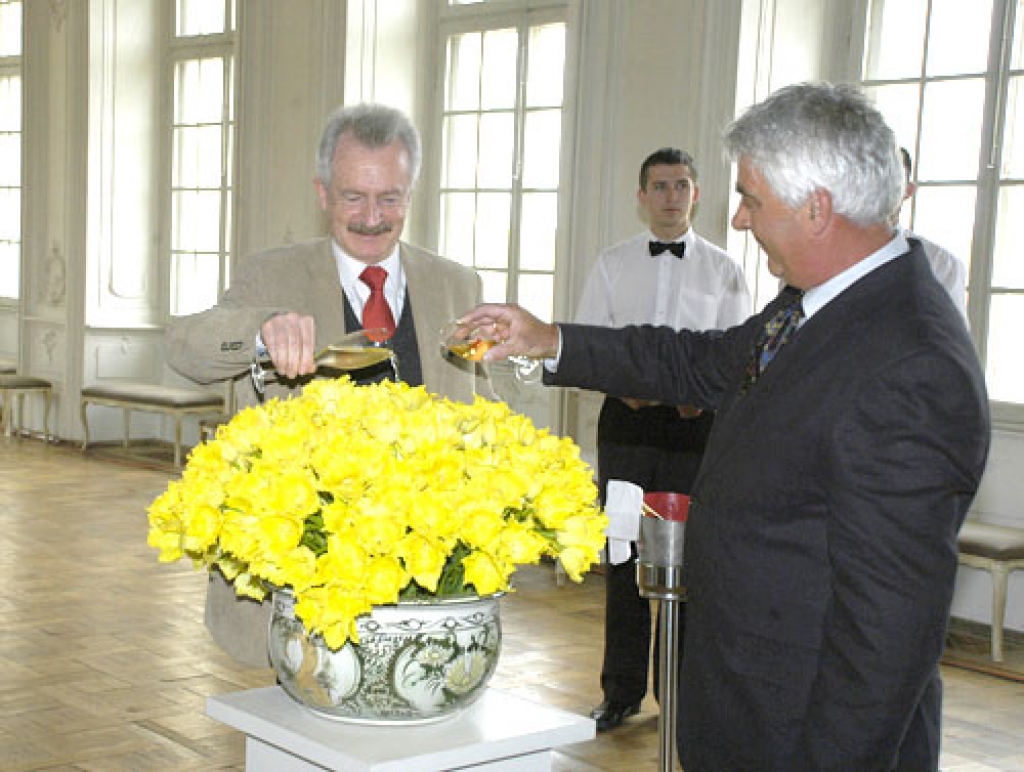 Tulpes ‘Rundāles pils’ tiek «kristītas», aplaistot ar īstu franču šampanieti «Mumm».
Autors: Ivars Bogdanovs