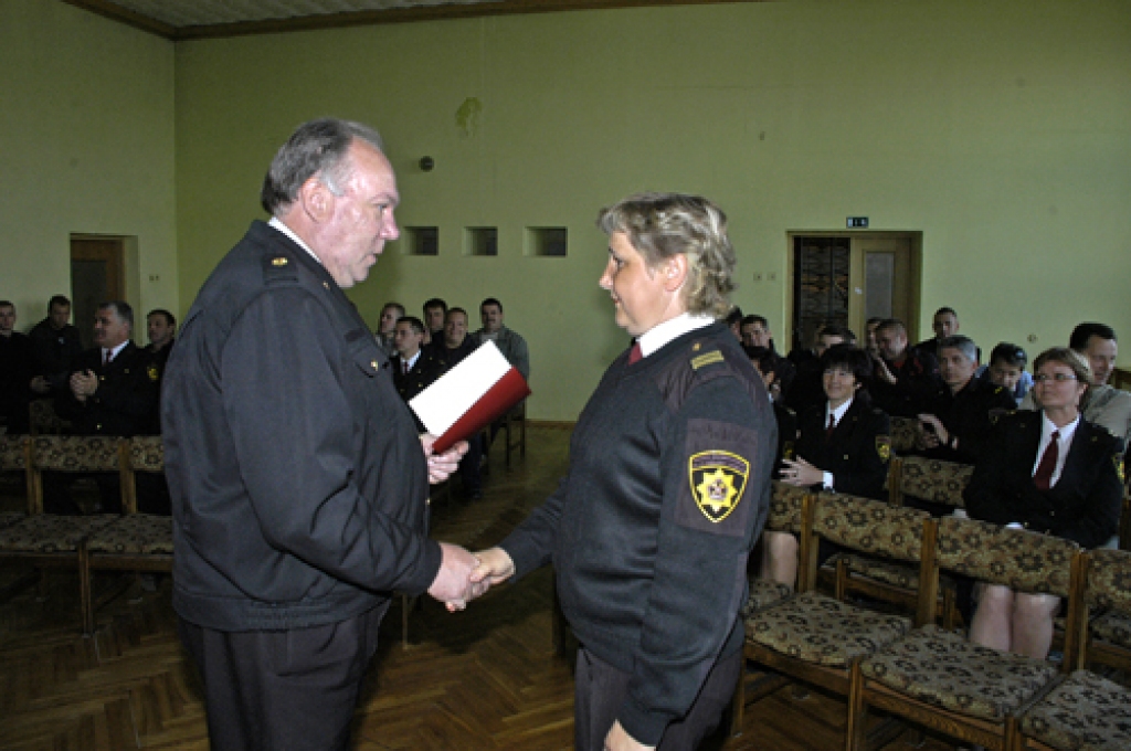 Valsts ugunsdzēsības un glābšanas dienesta (VUGD) Bauskas brigādes dispečere Iveta Žurevska profesijas svētkos saņēma pateicību no komandiera Aigara Sietiņa.
Autors: Ivars Bogdanovs