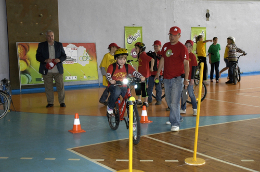 Jauno satiksmes dalībnieku sacensībās skolēniem nācās pārvarēt dažādus šķēršļus. 
Autors: Ivars Bogdanovs