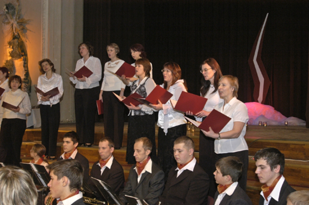 Klausītājiem labi zināms un bieži koncertējošs ir ansamblis «Vēja meitenes» no Vecumnieku pagasta Misas. Attēlā – «Vēja meitenes» uzstājas Bauskas tautas namā.
Autors: no «Bauskas Dzīves» arhīva