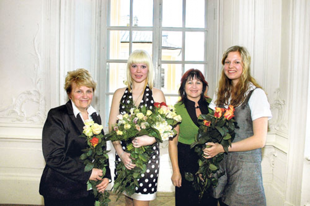 Pagājušā gada titula «Gada skolēns» ieguvējas Sabīne Kalderauska un Ginta Bērziņa ar klašu audzinātājām.
Autors: no «Bauskas Dzīves» arhīva