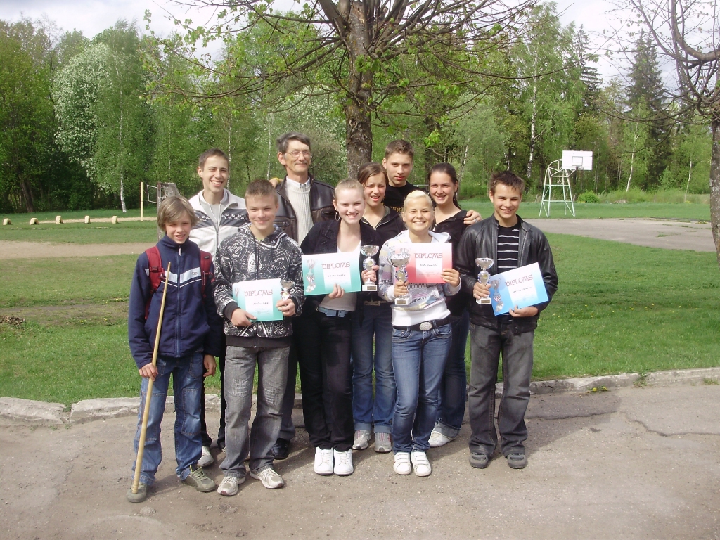 Treneris Jānis Salna kopā ar jaunajiem Codes novusistiem, kuri piedalījās Latvijas kausa izcīņas sacensībās.
Autors: no Alda Pavilona arhīva