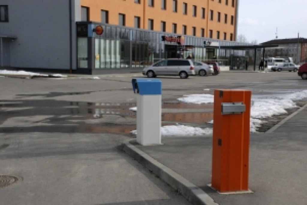 SIA «Remarks nekustamie īpašumi» piederošā viesnīcas ēka un stāvlaukums Bauskā.
Autors: no «Bauskas Dzīves» arhīva