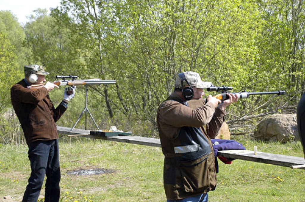 Fināla sacensības šaušanā pa stāvošo mērķi. Pirmais no kreisās – uzvarētājs Aldis Klemme, viņam blakus – Valērijs Ķirķis no Bārbeles pagasta, kurš ieguva trešo vietu. 
Autors: Ivars Bogdanovs