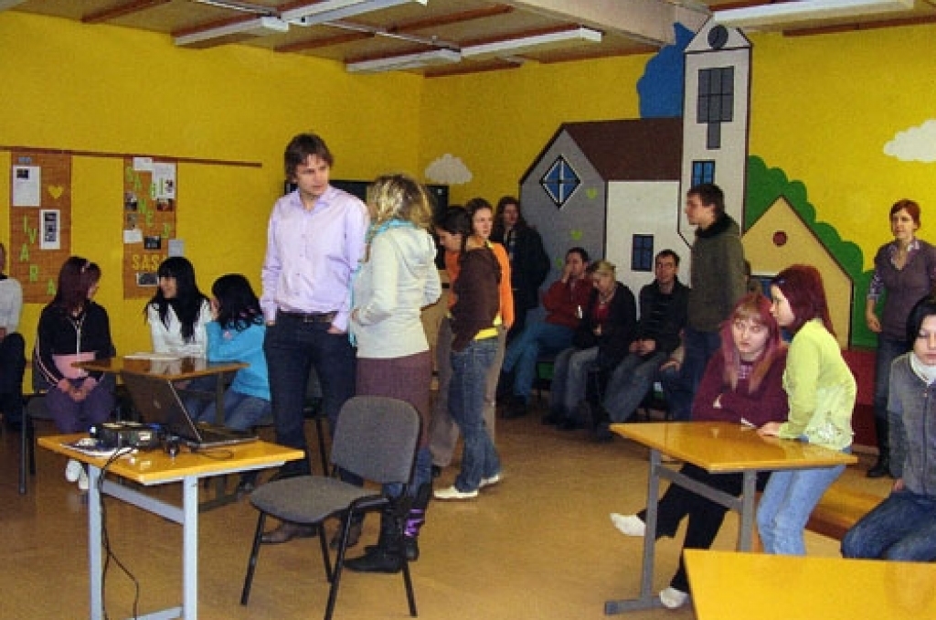 Kora «Balsis» dalībnieki un diriģents Ints Teterovskis labdarības akcijas gaitā viesojās arī bērnunamā «Annele».
Autors: no «Bauskas Dzīves» arhīva