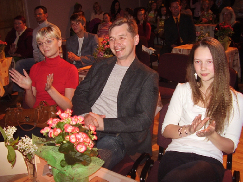 Koncertam aizrautīgi līdzi dzīvoja (no kreisās) Tatjana un Edgars Baļčūni ar meitu Katrīni Baļčūni, pilsētas pamatskolas audzēkni. 
Autors: Inga Muižniece