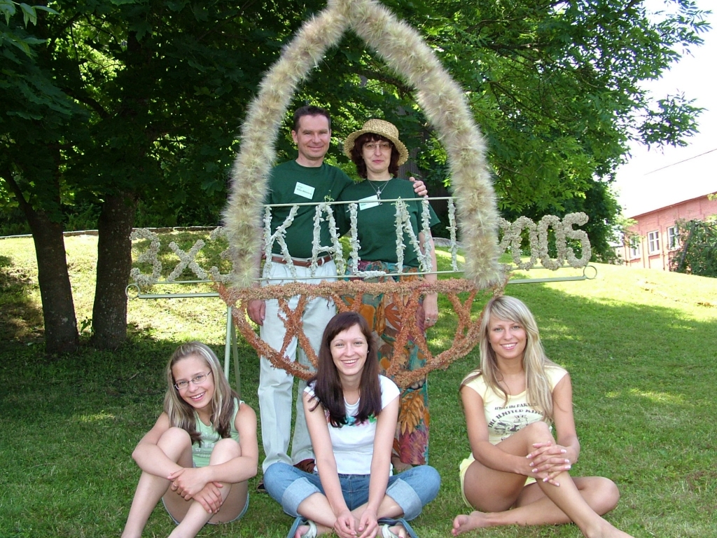 •	Nometnes organizatori – Bitinieku ģimene – 3x3 nometnes laikā Saldus rajona «Kalnos» 2005. gada jūlijā. 
Autors: Aivars Vētrājs 