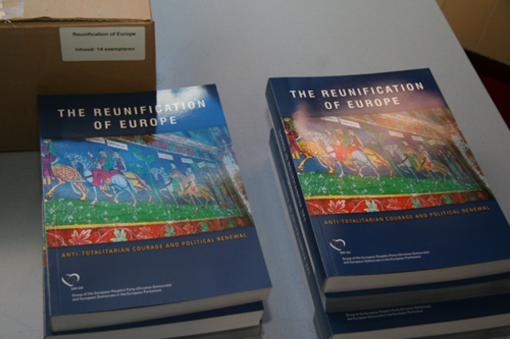 Grāmata «Eiropas atkalapvienošanās» izdota angļu valodā.
Autors: Ģ. Salmgriezis