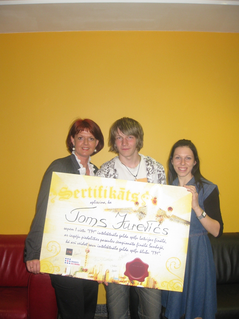 Toms Jurevičs ar projekta «Esi līderis!» vadītājām Gitu Vāveri (no kreisās) un Lību Jasulaņecu.
Autors: Publicitātes foto.