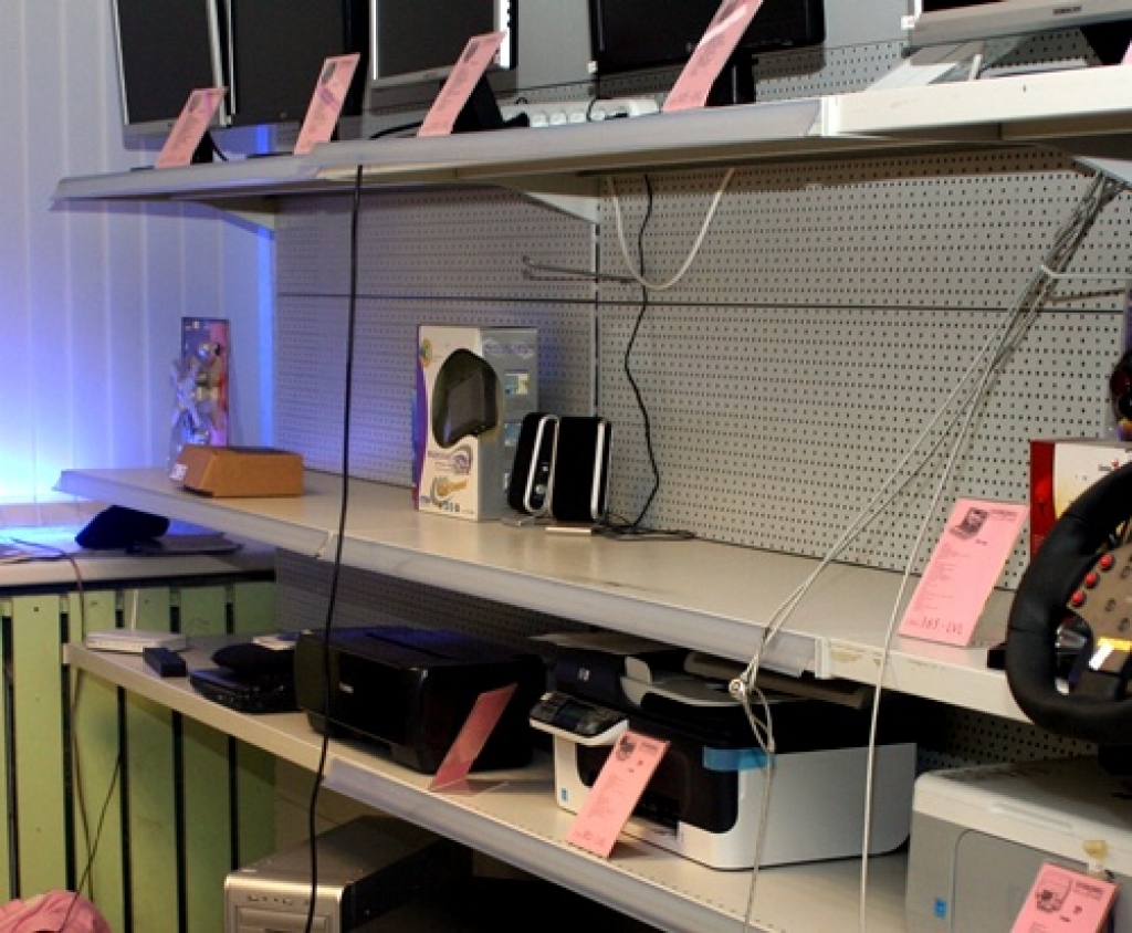 Nozagti divi portatīvie datori un datorprojektors. 
Autors: No albuma.