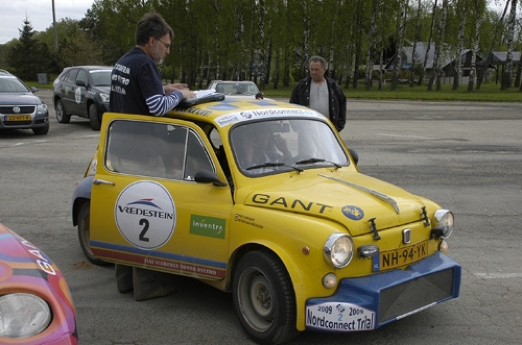 Viena no veclaiku auto pērlēm «Fiat-850 Abarth». Dažiem tā atgādināja zaporožecu, arī motors aizmugurē...
Autors: Ivars Bogdanovs