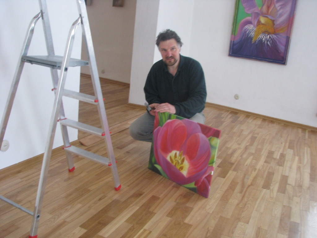 Tālivaldis Muzikants iekārto izstādi Bauskas novadpētniecības un mākslas muzejā.
Autors: Juris Iļņickis