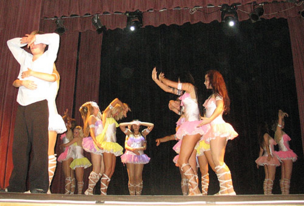 Uzstājas deju grupa 