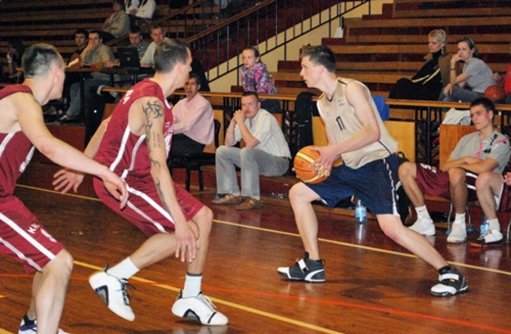 BK «Dartija» uzbrucējs Gundars Brička (17. numurs) pēdējās spēlēs ir grūti apturams ikvienam pretiniekam. Arī pret «Kvēle/BJSS» viņš bija galvenais punktu guvējs. 
Autors: Uldis Varnevičs