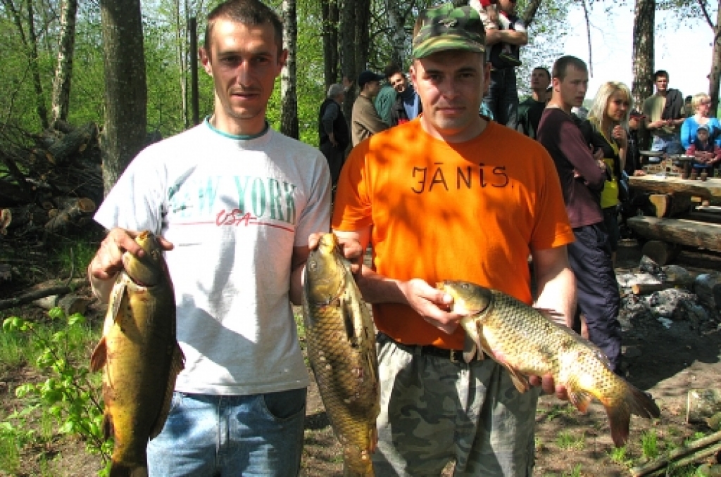Pērn makšķerēšanas sacensībās Bangu dīķī lielākās zivis ieguva Ivo Druseiks (no kreisās) un Jānis Borkovskis.
Autors: No «Bauskas Dzīves» arhīva.