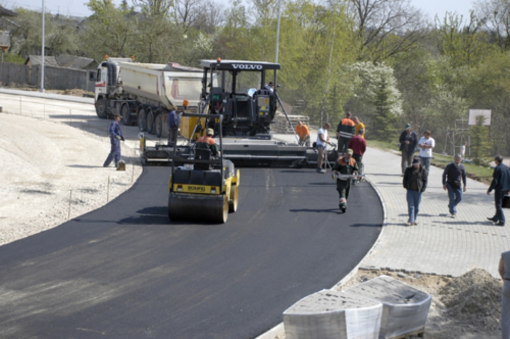 Bauskas rajona pašvaldības sporta bāzes skrejceļš maija pirmajās dienās iegūst gludu asfalta klājumu, uz kura tiks veidots sintētiskais segums, ko īpaši novērtēs vieglatlēti.
Autors: Ivars Bogdanovs