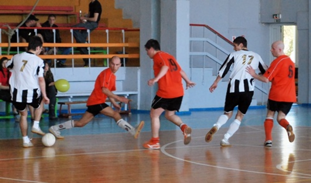 Spēlē tiekas abas labākās komandas – pirmās vietas ieguvēji «Brunava» (oranžos tērpos) un otrās vietas ieguvēji «Īslīce» (baltos tērpos). 
Autors: Uldis Varnevičs