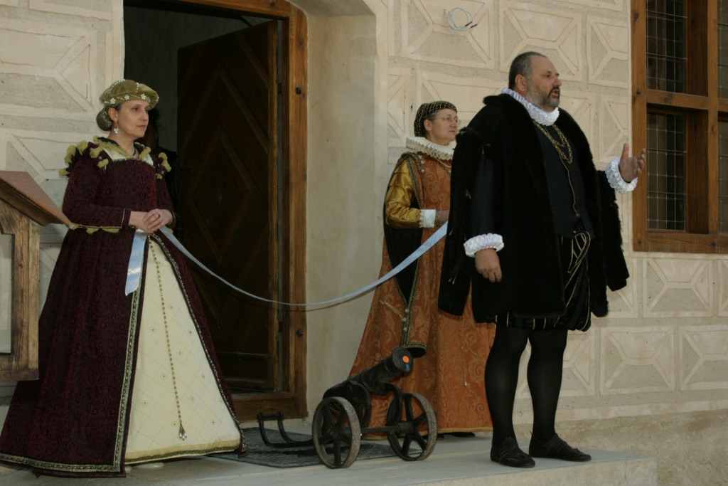 Bauskas pils direktors Māris Skanis ar kolēģēm (no kreisās) Inu Līni un Taigu Skani svinīgajā atklāšanas brīdī. 
Autors: Ivars Kalniņš