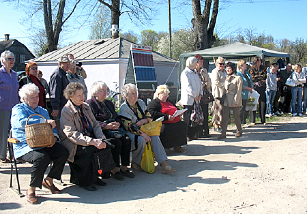Tirgus apmeklētājiem iespēja noskatīties Valles pagasta dramatiskā kolektīva iestudējumu «Labais gariņš».  
Autors: Vilnis Auzāns