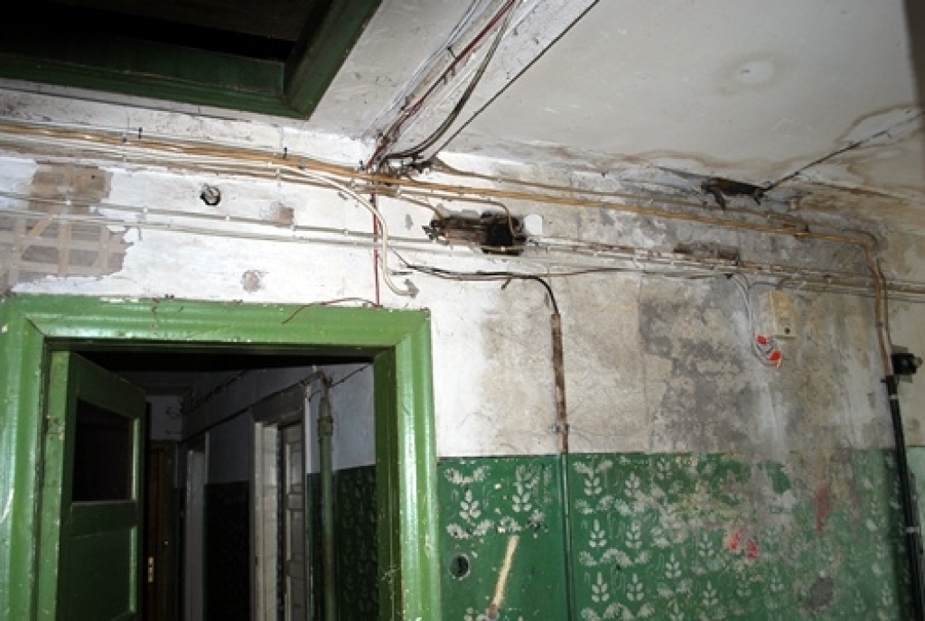 Rīgas ielas 61 un 62 mājas Bauskā ir ļoti sliktā stāvoklī, tajās ir daudz veicamu remontdarbu, to lieliski var redzēt fotoattēlos. Skaidrs, ka līdz šim ēku apsaimniekotājs neko daudz tur nav darījis.

Namu iedzīvotāji ir gatavi veikt...
Autors: Uldis Varnevičs