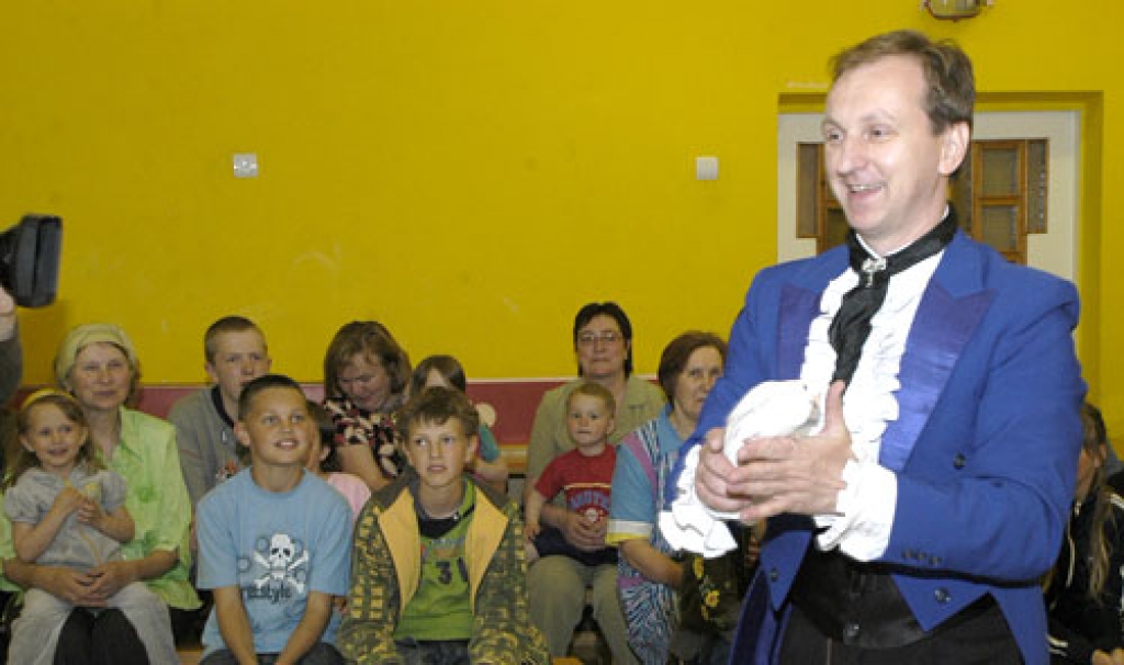 Līdz septembrim iluzionisti Jeļena un Genādijs Paļčevski apņēmušies apciemot visus Latvijas bērnunamus. Liekot noticēt brīnumiem, 25. maijā viņi iepriecināja Bauskas bērnunama «Annele» iemītniekus.

Uz «Anneli» Bauskā 25. maijā bija...