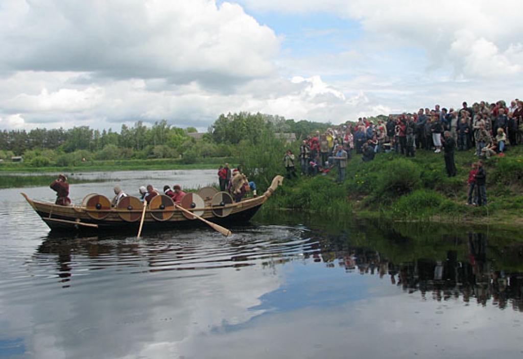 Trešie Mežotnes pilskalna svētki sestdien, 23. maijā, pulcēja vairākus simtus apmeklētāju. Mežotnes senpilsētā, kā pirms tūkstoš gadiem, satikās ļaudis, skanēja vairākas valodas, šķindēja ieroči. 

Svētku atklāšana risinājās Lielupes...