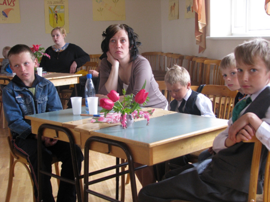 Codes pagastā Starptautiskajai ģimenes dienai veltītais sarīkojums 16. maijā bija sirsnības un labestības piepildīts. Vietējās skolas zālē svētku brīži sagādāja prieku daudzām saimēm, arī tādām, kurās atvasītes vēl pavisam maziņas.

Spēlē...