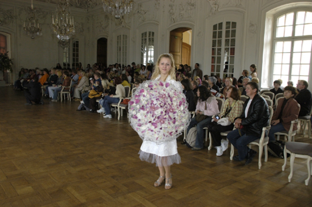 Līdzsvaroti piesātināta un emocionāli bagāta diena bija 16. maijā Rundāles pils Dārza svētkos.
Lekcijas par sīpolpuķu audzēšanu Baltajā zālē mijās ar Nīcas amatierkopu koncertu un Liepājas mūzikas vidusskolas audzēkņu brīnišķīgu...