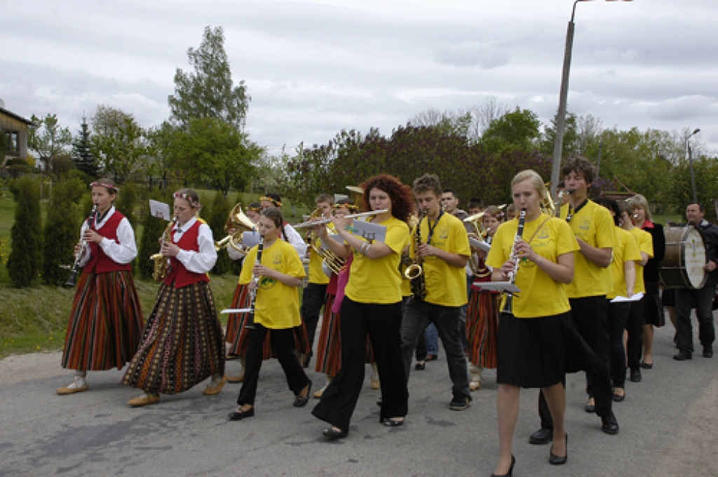 Skolēnu dziesmu un deju koncertā «Pavasaris Šēnbergā» 14. maijā Skaistkalnē piedalījās desmit koru un 16 deju kopu no Bauskas rajona. Bija ieradušies viesi no Lietuvas, kā arī Birzgales pagasta pūtēju orķestris no Ogres rajona. Koncerts...