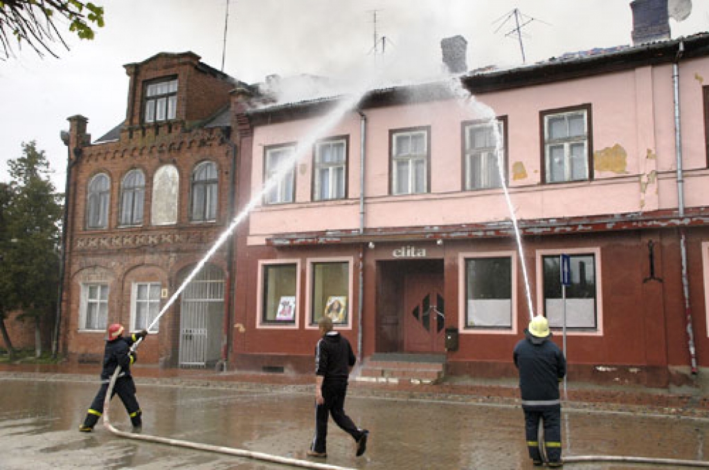 6. maijā ap pulksten 18 Bauskā aizdegās Pasta ielas 11. ēka. Ugunsgrēks sākās bēniņos, vēlāk pārmetās uz visu jumtu un tika arī vienā dzīvojamā telpā. Par cietušajiem ziņu nav.

«Bauskas Dzīve» novēroja, ka notikuma vietā bija sapulcējies...