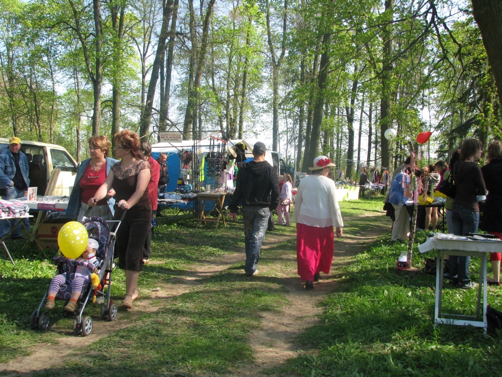 Lielo bazāru, kas 4. maijā Viesturu pagasta Bērsteles parkā notika trešo reizi, rīkoja pagasta kultūras darba organizatore Svetlana Poča un viņas brīvprātīgie palīgi. Visas tirdzniecības vietas parkā aizņēma plašs stādu, ziedu, sēklu,...