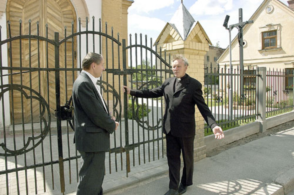 Katoļu baznīcas teritorijā jau otro sezonu turpinās labiekārtošana. Pie jaunajiem vārtiem – prāvests Romualds Baļčūns (no kreisās) un monsinjors Jānis Zviedrāns. 