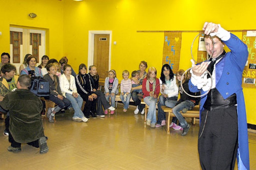 Bērnunama «Annele» audzēkņi aizturētu elpu vēroja iluzionista Genādija Paļčevska triku, kā noslēgtus apļus savienot ķēdē. 