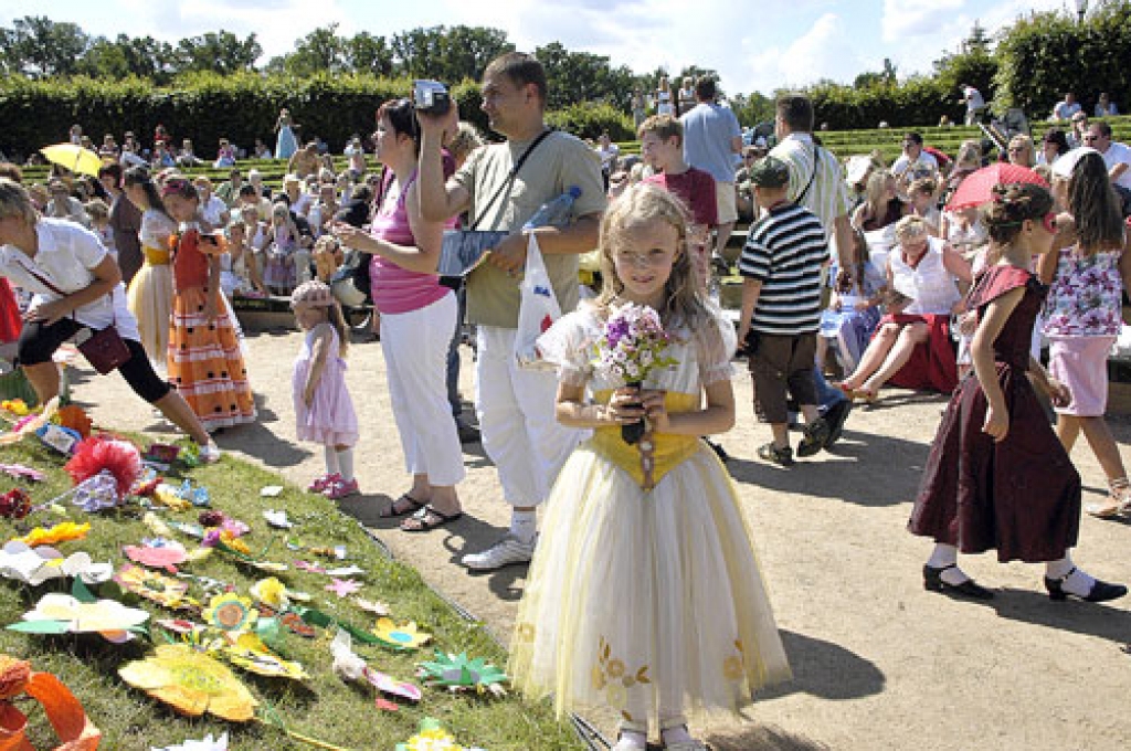 Populāri ir Bērnu svētki, kurus rīko Bauskas rajona Padome. Šogad tie notiks 7. jūnijā Rundāles pils parkā un arī tā Zaļajā teātrī (attēlā).     