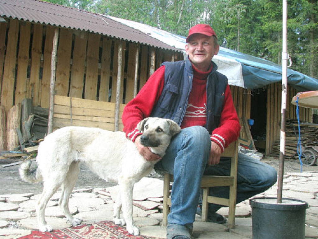 Dāvinieša Aivara Celma īpašumā mājvietu rod ne vien cilvēki, kuriem vajadzīga palīdzība, bet arī dzīvnieki. Irka un citi suņi, arī kaķi te jūtas labi.