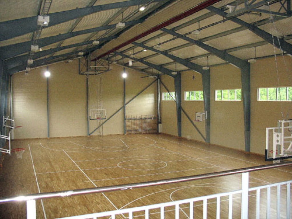 Jaunā sporta zāle aprīkota ar visu nepieciešamo basketbola un volejbola spēlēšanai. Tās platība ir 720 kvadrātmetru. 