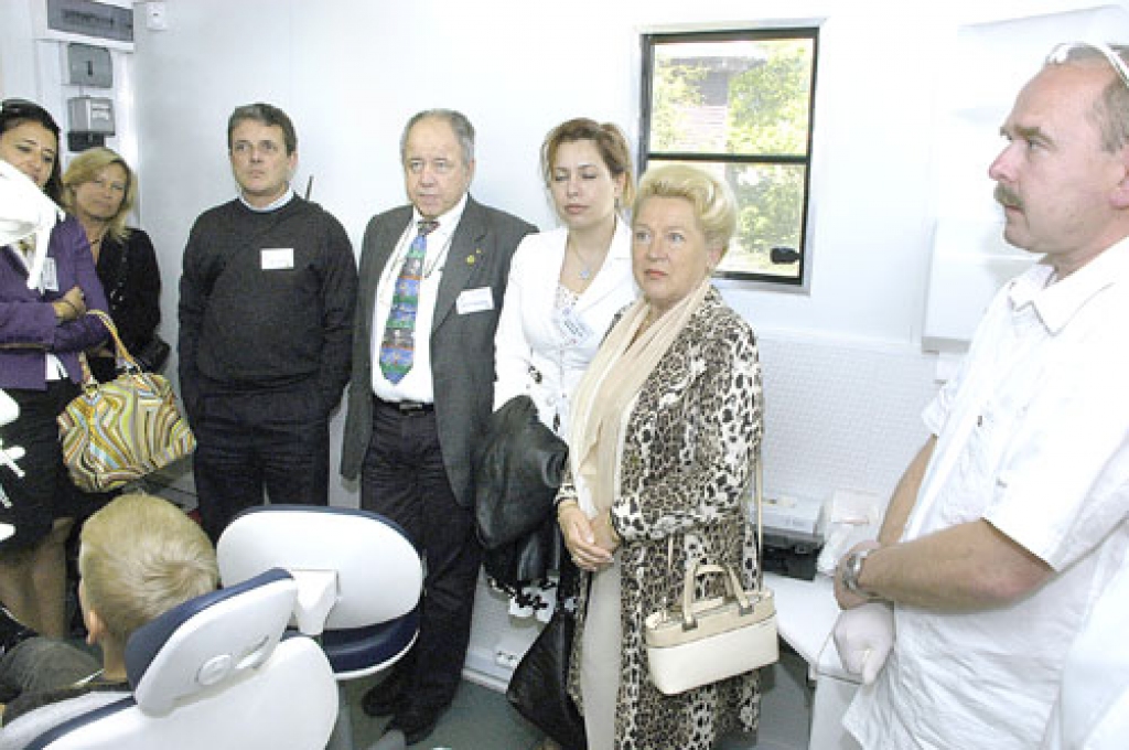 Egils Brants (no labās) par Dzimtmisas pamatskolas audzēkņu zobu veselību gādā jau 22 gadus. Eiropas Galveno zobārstu padomes sanāksmes dalībniekiem viņš rādīja, kā strādā pārvietojamā kabinetā. 