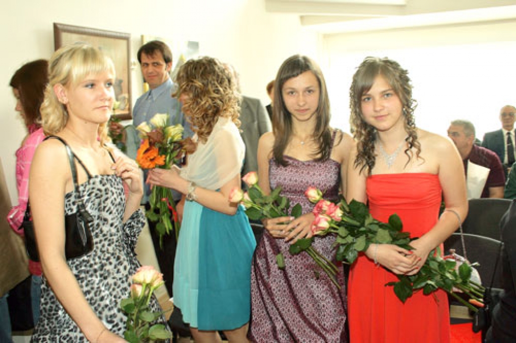 Skaistus svētku brīžus Mākslas skolā bauda šī gada absolventes Sintija Auziņa (no labās), Sabīne Urlovska un Annija Bērziņa (no kreisās). 