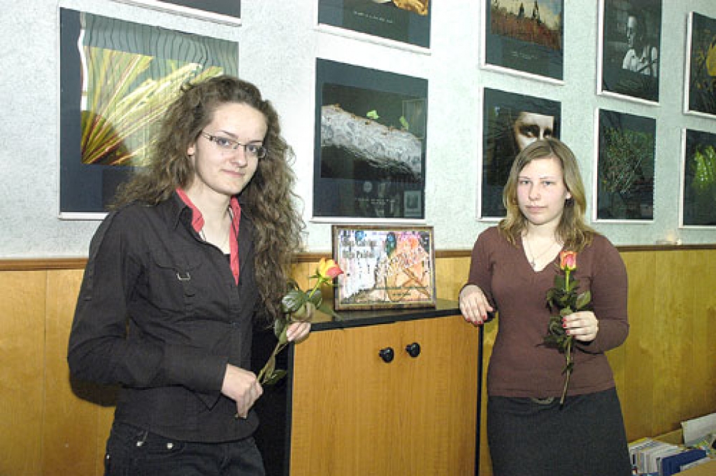 Izstādes «..tā tāda sevis raidīšana» autores Līga Paušus (no kreisās) un Anna Galviņa. 