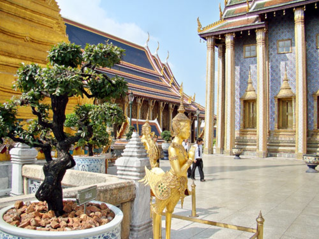 Iepazīstot Taizemi, baušķeniekam Laimonim Pīlādzim lielu iespaidu atstājusi vietējā arhitektūra, piemēram, attēlā redzamais grandiozais karaļa pils komplekss. Daudzviet tēlu figūras ir no zelta.