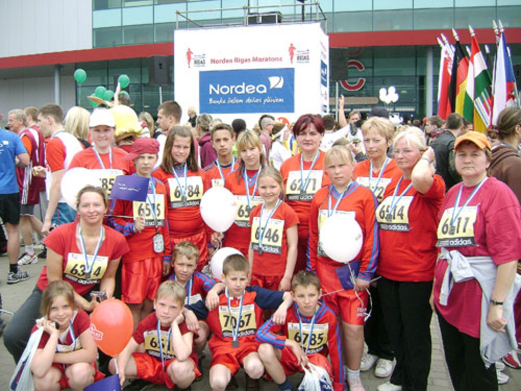 Komanda «Svitene» finiša zonā jau ar saņemtajām medaļām. Skrējiena dalībnieki: Lauris Pancerko, Mairita Šitka, Sandra Paegle, Ieva Pancerko, Kintija Kļaviņa, Odija Maldžus, Eva Reinfelde, Vita Reinfelde, Ilga Vaičūne, Dairis Maldžus, Linards Nākmanis, Artis Lauciņš, Laura Bistrova, Juris Medinskis, Gunta Novika, Aiva Mangina, Roberts Geršebeks. Attēlā nav Pētera Grabovska un Vladislava Novika, kuri fotografēja.  