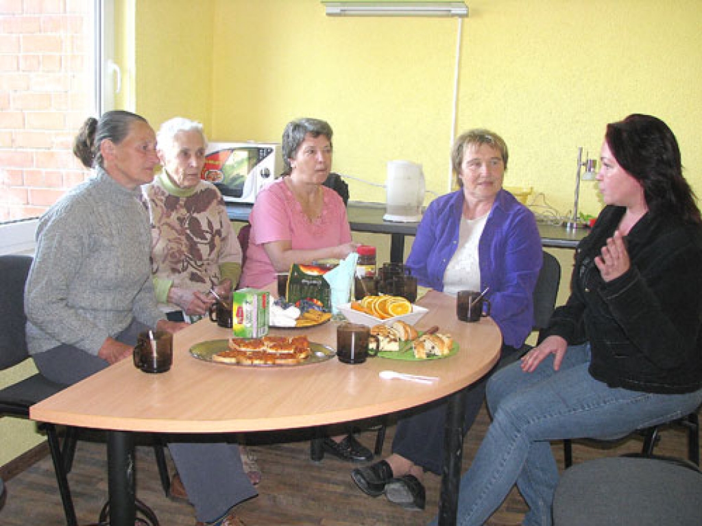 Stelpes pensionāres Mārīte Kviešone (no kreisās), Zelma Pilkauska, Rita Urtāne un Valija Kalniņa kopā ar projektu koordinatori Kristīni Rulli.