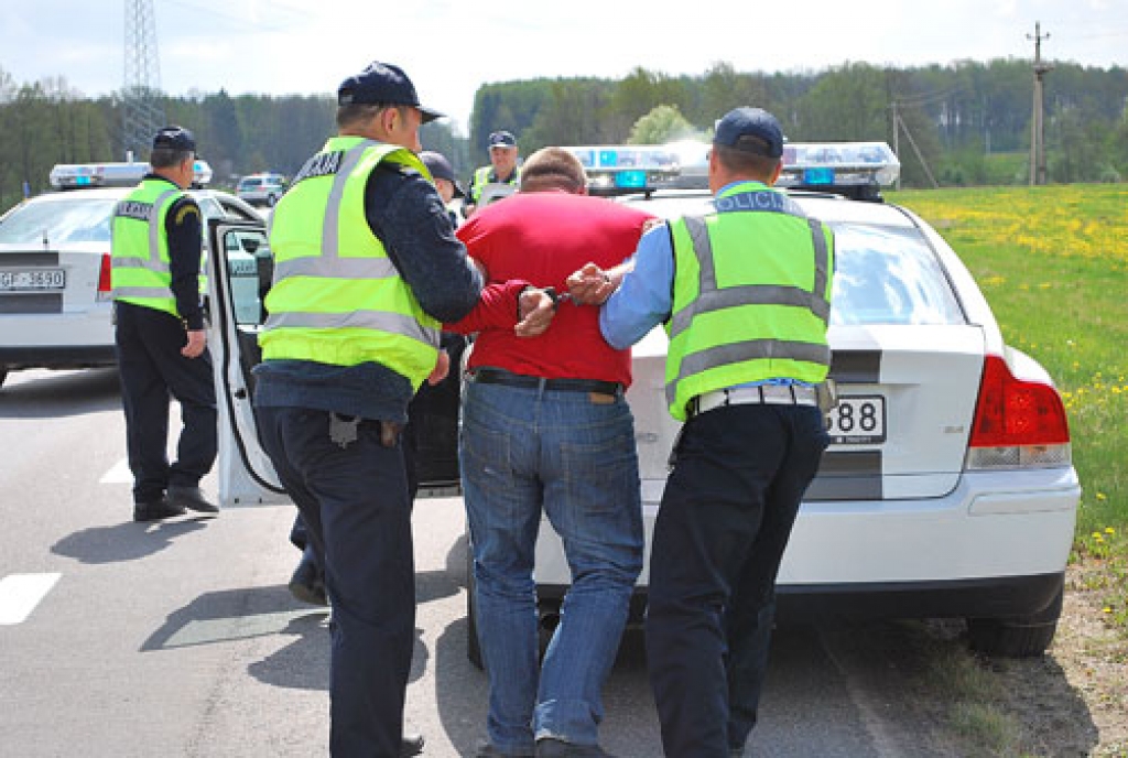 Mācību aktīvā daļa ir beigusies, «noziedznieks» aizturēts. Tālāk par notiekošo spriedīs policijas vadības pārstāvji no abām valstīm. 
